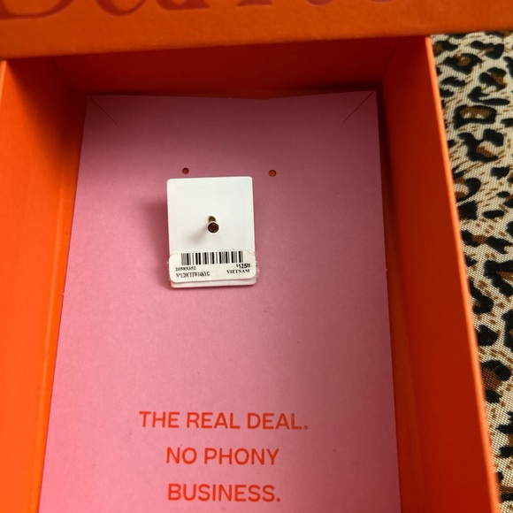 Elegant Diamond Labret Stud Nose ring - Picture 4 of 4